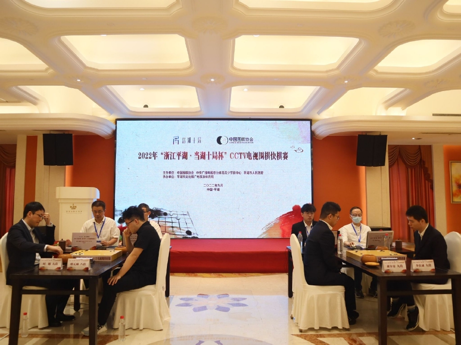 　　第四、彭博最新的季度调查显示，多数机构认为中国股市在一季度有回升空间。此次调查的其他结果包括：一、逾七成受访机构预计，2024年北向资金不会净卖出a股；二、逾六成机构表示一季度会加仓a股，约五成表示会加仓港股；三、约五成机构认为，中国房地危机最坏的时候已经过去；四、近七成机构认为，2024最好的投资产品是股票。