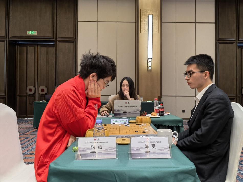 　　“煤炭开采前都是要进行瓦斯检测的，发现瓦斯气体会进行上下两排钻孔排气，然后才能进行接下来的挖煤、运煤操作，这次的事故是发生在掘进机退出的时候，可能碰到了存有瓦斯气体的地方，造成了煤与瓦斯突出事故。” 记平说。