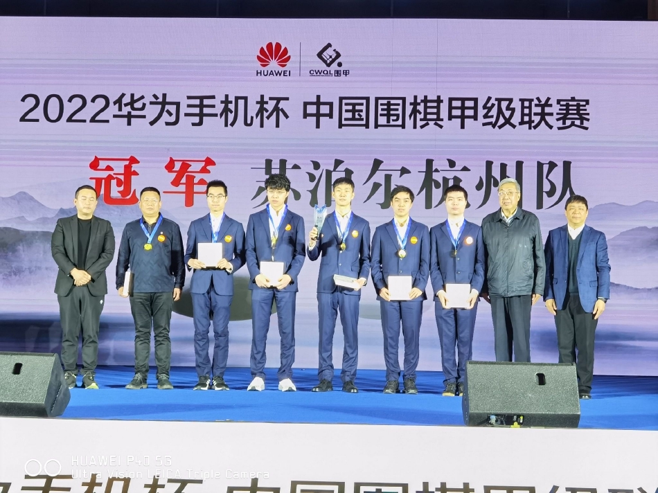 2022年在巴黎国际车展上,中国车企已成为主角。《环球时报》特约记者看到,比亚迪的展台有大约1000平方米。这一年,比亚迪开始在多个欧洲国家出售汽车。从那时起,中国品牌逐渐出现在欧洲各国的新注册汽车榜单上。在2023年的慕尼黑国际车展上,中国车企成为最耀眼的明星展团。除了比亚迪、小鹏、零跑等整车车企外,中国还有众多零部件企业以及智能汽车软硬件提供商参展。在此次车展上,每一场中国车企的活动都是座无虚席,甚至走道上也站满了人。德国外长还试驾比亚迪海豹汽车,许多欧洲经销商主动来中国车企展台谈代理销售。