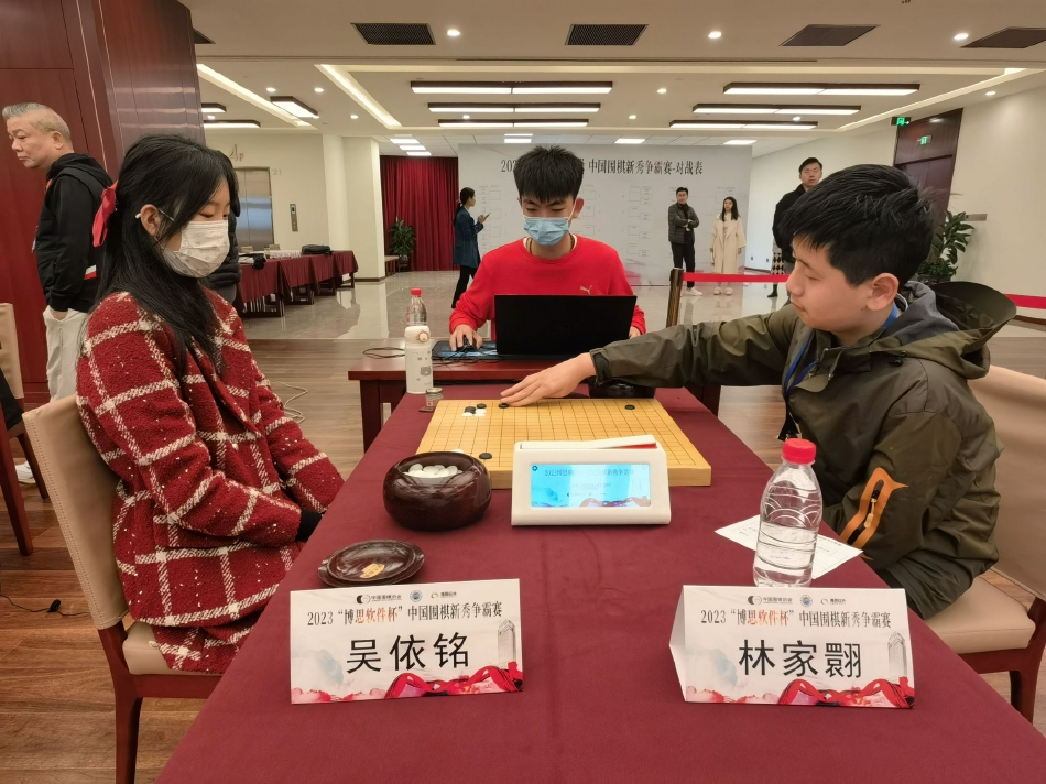 “进入新一轮计价周期后,变化率或以正值小幅开端,调价后首个工作日变化率幅度预计将在0.45%,对应上调幅度20元/吨附近。”金联创成品油分析师毕明欣预测称,短期内,国际原油走势或维持震荡,新一轮零售价调整方向不明朗。