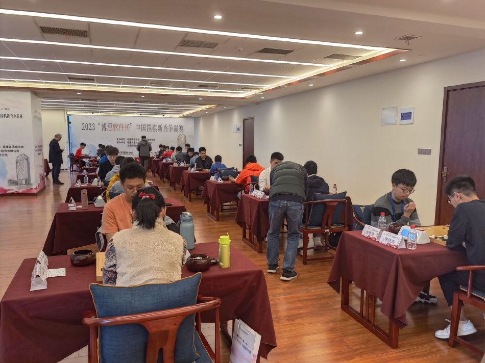 申万宏源证券固定收益融资总部业务董事孙林指出,城中村改造是中国经济发展和中国房地产市场的稳定器。2023年4月28日的中共中央政治局会议以来,“三大工程”(城中村改造、“平急两用”公共基础设施建设、保障性住房)在党中央、国务院多次会议中提及,为房地产市场未来几年的发展指明了方向。业内普遍认为,超大特大城市的城中村改造在未来5-8年内每年将拉动房地产相关投资万亿元、房地产销售面积1亿平方米,成为中国未来一段时间内经济稳中求进发展过程中的稳定器。