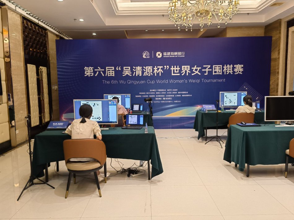 　　根据中国（深圳）综合开发研究院2023年9月发布的《深圳城中村楼栋字典2022》数据，截至2022年底，深圳全市以自然村为单位的城中村单元共计2042个，城中村总楼栋约31.9万栋，总套（间）约591.3万，总建筑面积约2.2亿平方米，占全市建筑总量比重超过40%，居住人口占深圳全市实有人口约60%。此外，市辖区分布情况方面，龙岗、宝安、龙华位列前三甲，栋数合计占比70.3%，建筑面积合计占比74.9%。