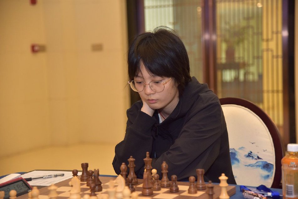 杨光明早年曾当过解放军五十三师战士、军械员、文书。1976年3月,22岁的杨光明到了西藏自治区拉萨市公安局交警大队工作,两年后到了西藏自治区米林县公安局,历任秘书股股长、副局长,教导员,局长等。