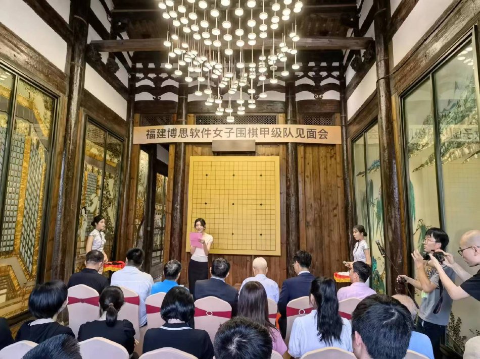 同时,由西藏自治区监察委员会调查的杨光明涉嫌受贿案、西藏自治区公安厅侦查的杨光明涉嫌非法持有枪支案也移送西藏自治区人民检察院一并审查起诉。目前,该案正在进一步办理中。