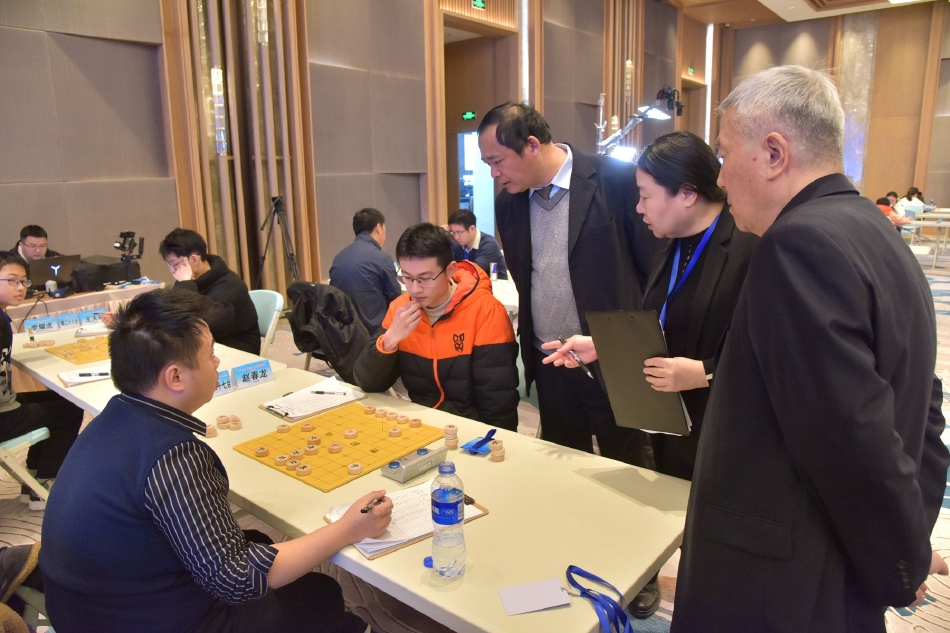 　　东方金诚首席宏观分析师王青表示，2023年12月cpi同比降幅收窄，主要是在上年同期价格基数下沉影响下，当月猪肉和汽油柴油价格同比降幅显著收窄，以及电子行业周期上行，手机等通讯工具价格环比上涨，同比降幅收窄。