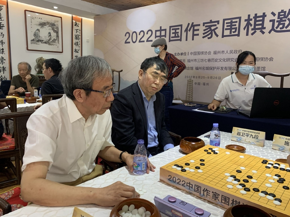 　　隆众资讯成品油分析师李彦表示，目前看，国际原油市场空好博弈态势明显，或维持窄幅震荡表现，预计下一轮成品油调价搁浅的概率较大。