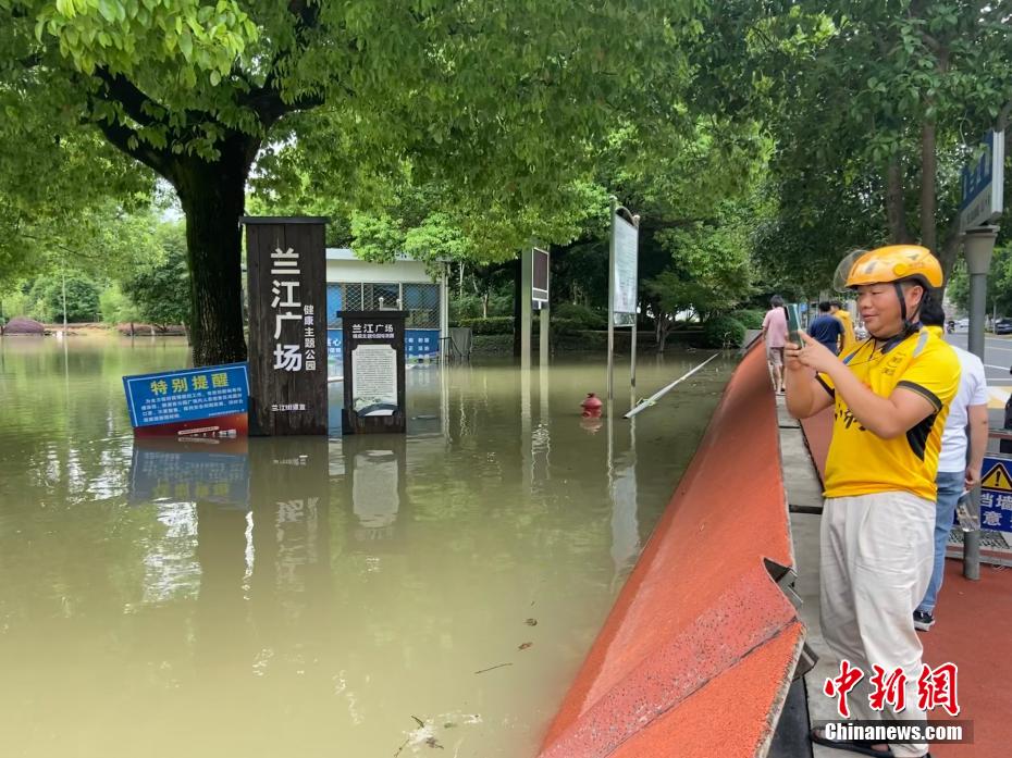 “他(计平)喊我快跑,救了我一命!要是再晚上3分钟,我也就搁那(指遇难)了。” 计平隔壁病床的工友黄勇情不自禁地发出感慨。