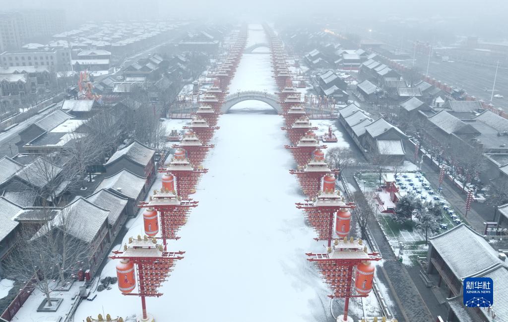 在旧改、城中村领域探索新模式的还有深圳。近日,由深圳市规划和自然资源局会同深圳市住房和建设局起草的《关于积极稳步推进城中村改造实现高质量发展的实施意见》(征求意见稿)发布,于2024年2月4日前向社会征求意见。这份征求意见稿强调政府主导、分类实施。根据城中村现状条件和规划实施要求,分类推进拆除新建、整治提升、拆整结合改造。