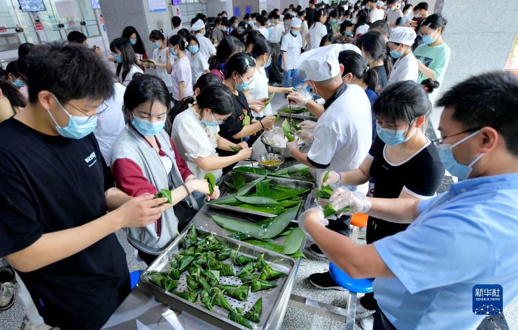 因此,宋丁指出,“城中村改造 房票安置 psl低息贷款”三大政策组合在一起,是我国倡导的房地产新发展模式的一个重要表现,新发展方式就是由过去外延式向内涵式高质量发展,如果能在全国普遍推开,对今年房地产发展具有非常大的正面影响。